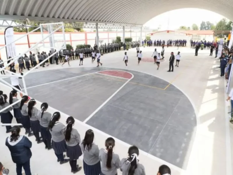 Entrega Paola Angon mejores espacios educativos en San Gregorio Zacapechpan.