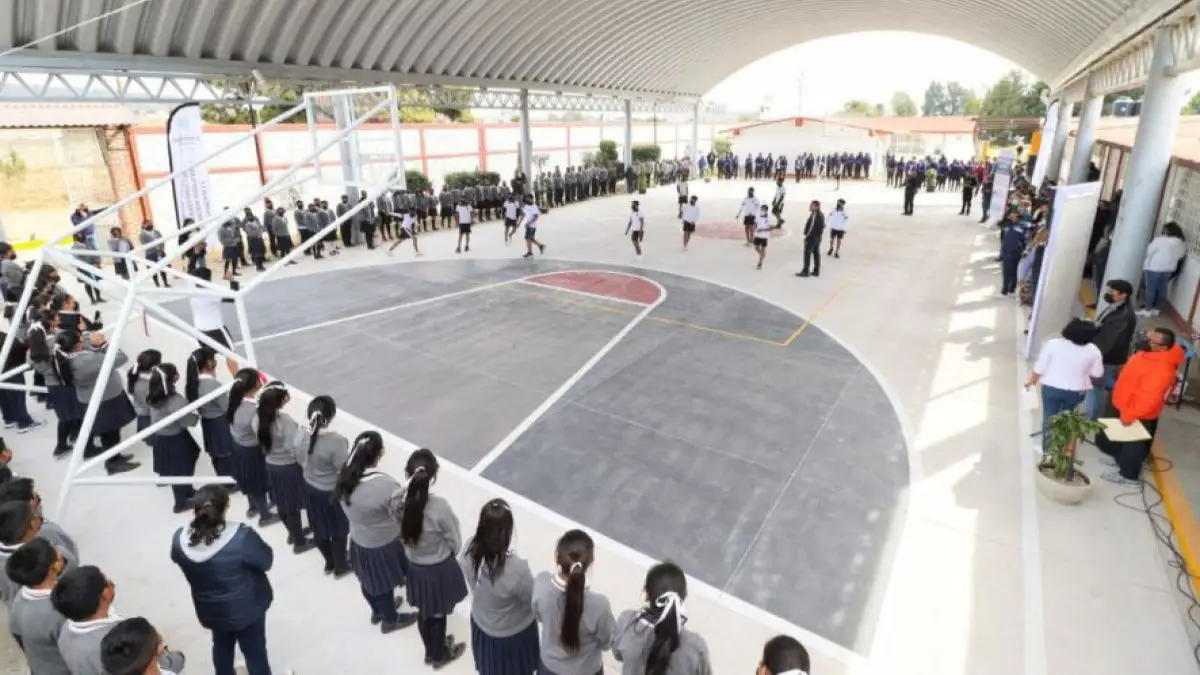Entrega Paola Angon mejores espacios educativos en San Gregorio Zacapechpan.