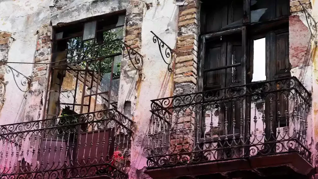 Multas de hasta medio mdp a dueños de casonas en Puebla por derrumbes.