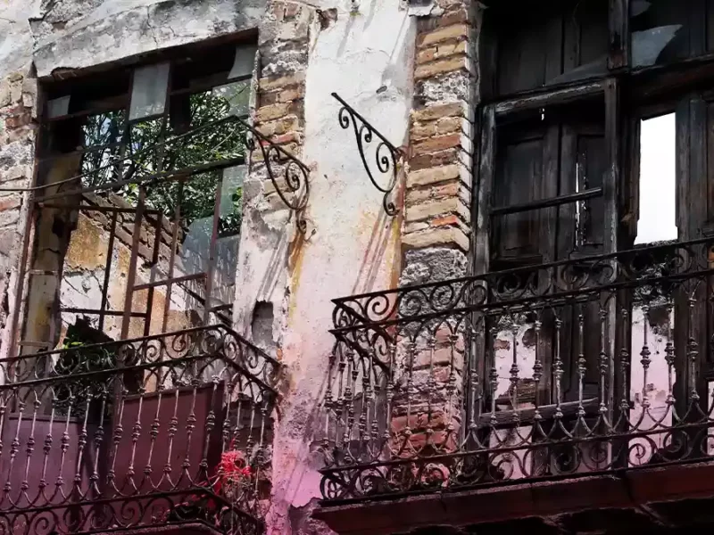 Multas de hasta medio mdp a dueños de casonas en Puebla por derrumbes.