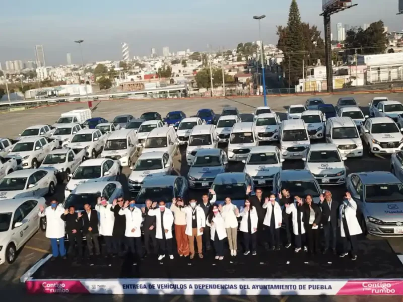 Eduardo Rivera entrega vehículos para fortalecer el servicio público municipal