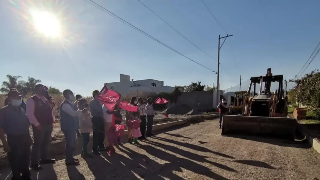 Ariadna Ayala atiende la pavimentación de una calle solicitada por años.