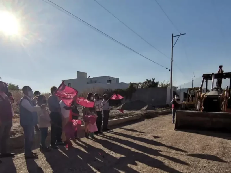 Ariadna Ayala atiende la pavimentación de una calle solicitada por años.