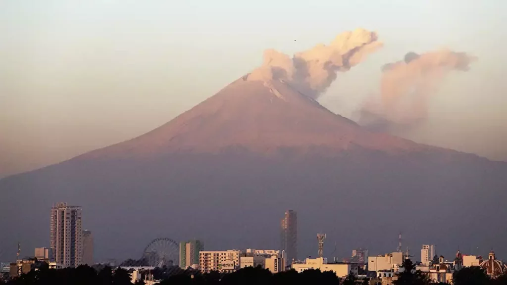 Sedena investiga si su personal subió al volcán Popocatépetl