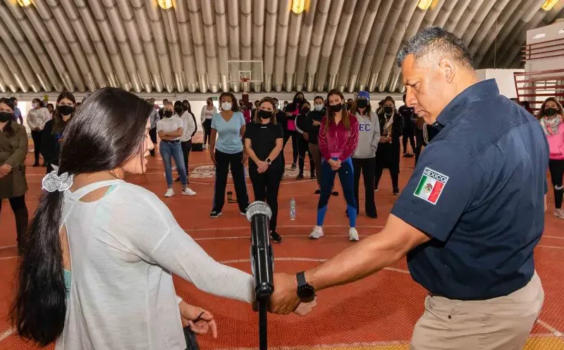 Primer mexicana en competir en UFC imparte curso de defensa a mujeres cholultecas.