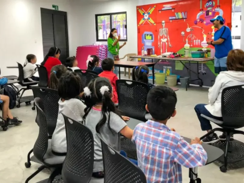 En Puebla capital, la niñez disfruta y aprende ciencia de forma divertida.