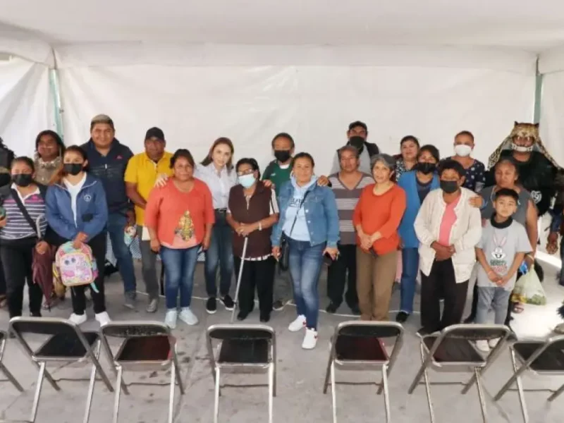 Supervisa Paola Angon calentadores entregados en el Barrio de Jesús Tlatempa.