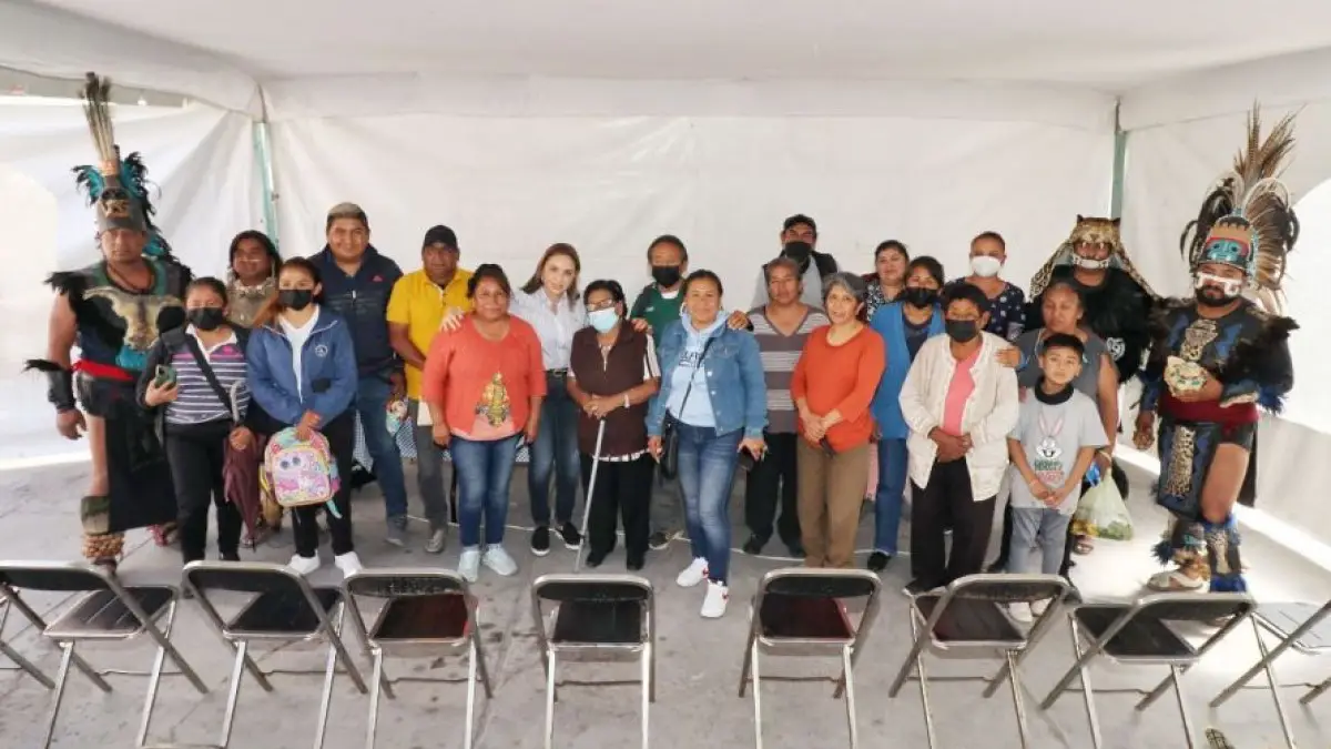 Supervisa Paola Angon calentadores entregados en el Barrio de Jesús Tlatempa.
