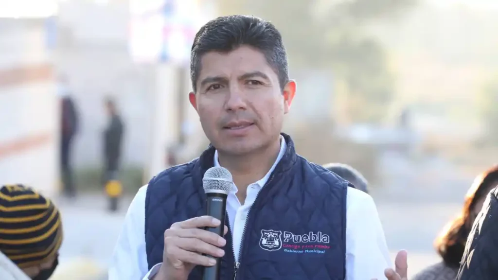 Inaugura Eduardo Rivera iluminación en colonias del sur de Puebla