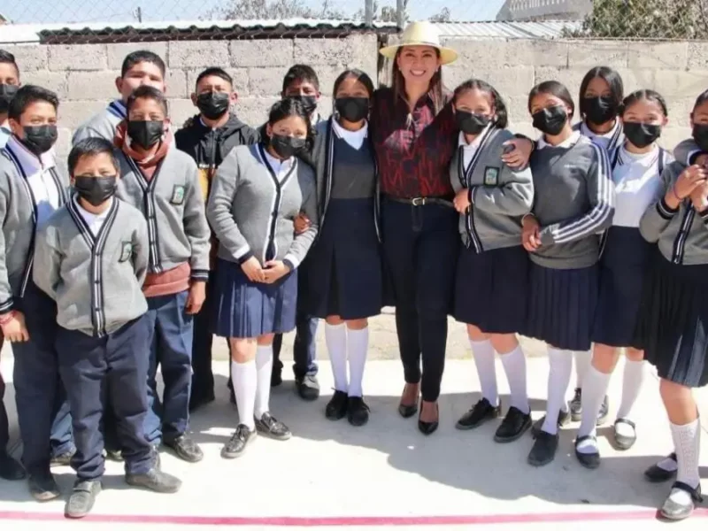 Angélica Alvarado entrega techado y piso firme en Telesecundaria de Santa María Atexcac.