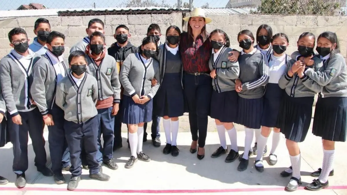 Angélica Alvarado entrega techado y piso firme en Telesecundaria de Santa María Atexcac.