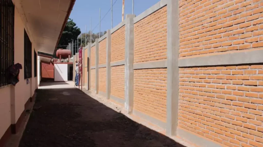 Ariadna Ayala entrega barda perimetral en primaria y pavimentación.