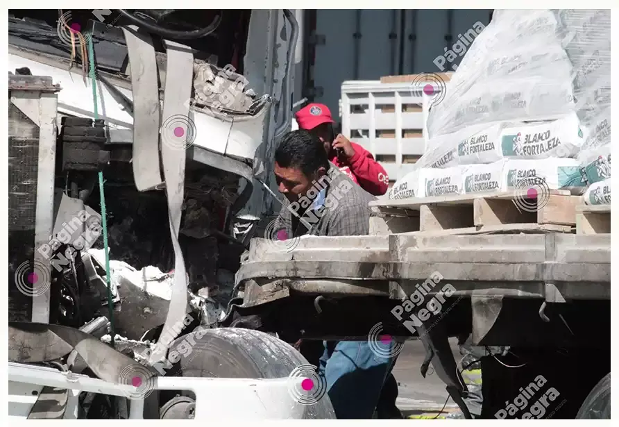 Transportista terminó prensado y con fractura en ambas piernas en la México-Puebla