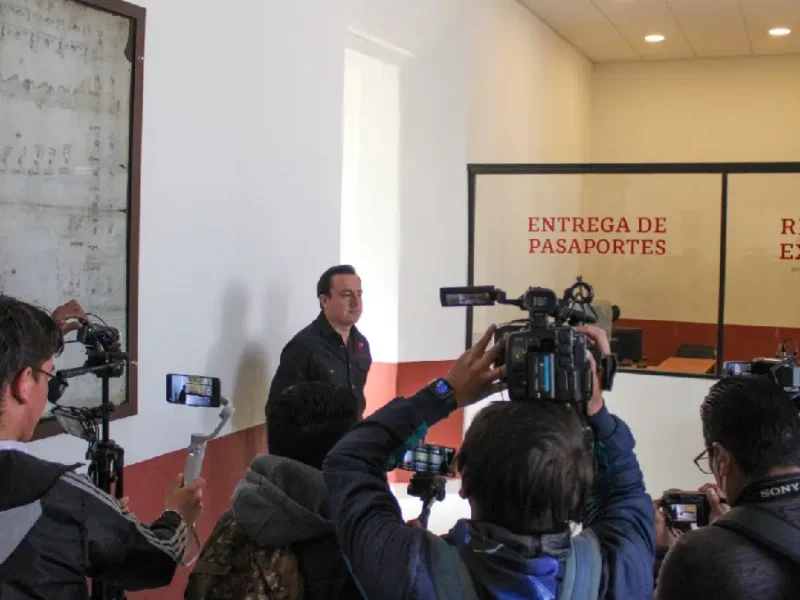 Nacho Mier realiza el recorrido por las nuevas oficinas de enlace municipal de la secretaría de relaciones exteriores y presenta el facsímil del códice de Tecamachalco