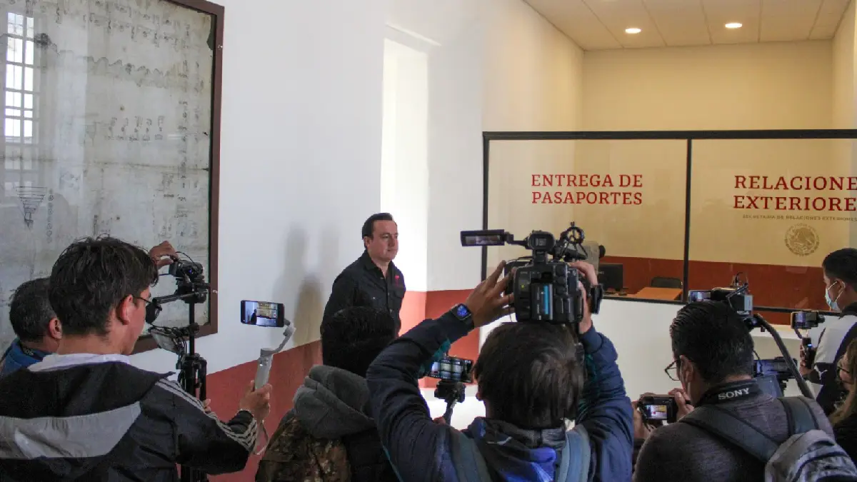 Nacho Mier realiza el recorrido por las nuevas oficinas de enlace municipal de la secretaría de relaciones exteriores y presenta el facsímil del códice de Tecamachalco