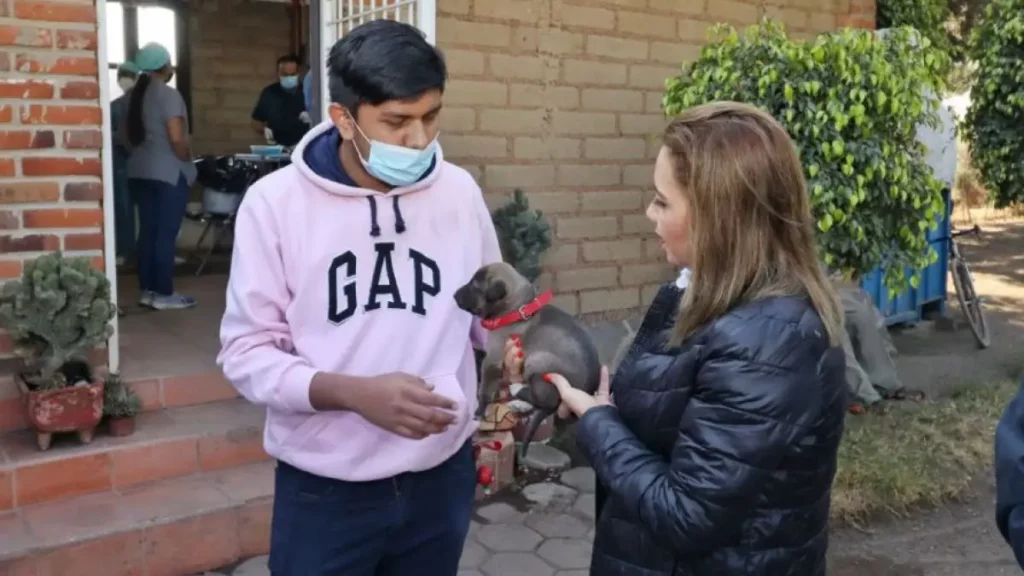 Paola Angon promueve acciones a favor de los animales y el entorno de Cholula.