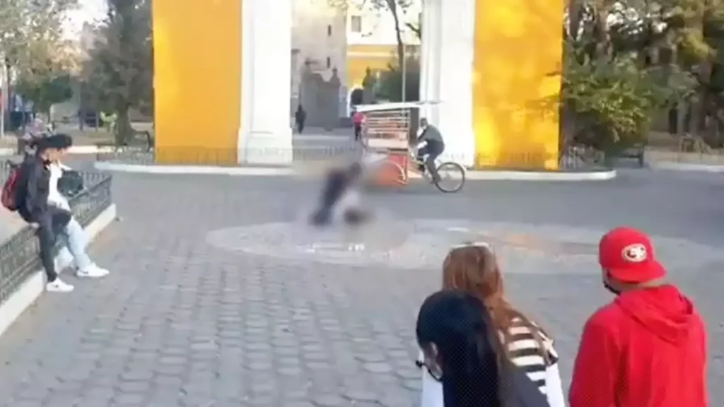 Estudiantes del Instituto Washington en Puebla se pelean frente a 'Dios '