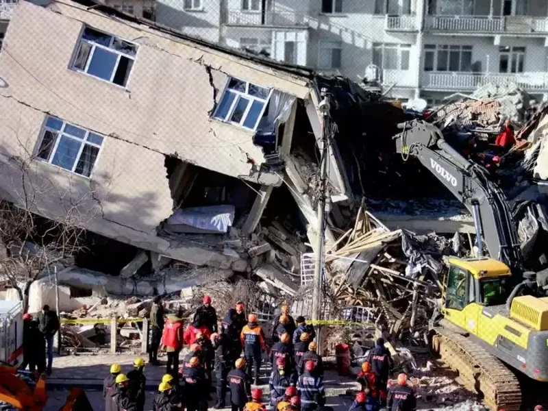 Terremoto de magnitud 7.8 azota Turquía; reportan mil 300 muertos.