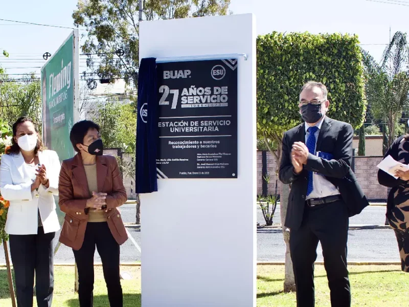 Develan placa conmemorativa por 27 años de servicio de la Estación de Servicio Universitaria
