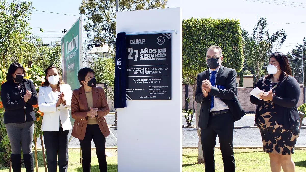 Develan placa conmemorativa por 27 años de servicio de la Estación de Servicio Universitaria
