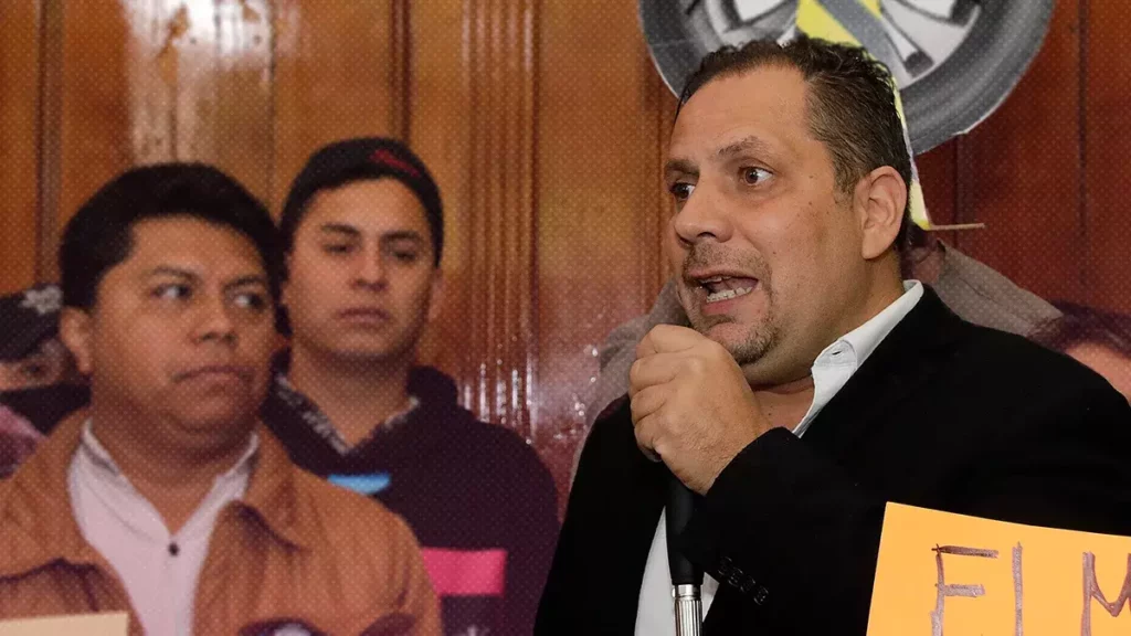 Diputado de Morena arma manifestación en Palacio Municipal de Puebla vs arañas.
