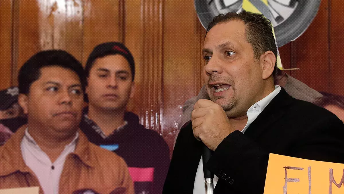 Diputado de Morena arma manifestación en Palacio Municipal de Puebla vs arañas.