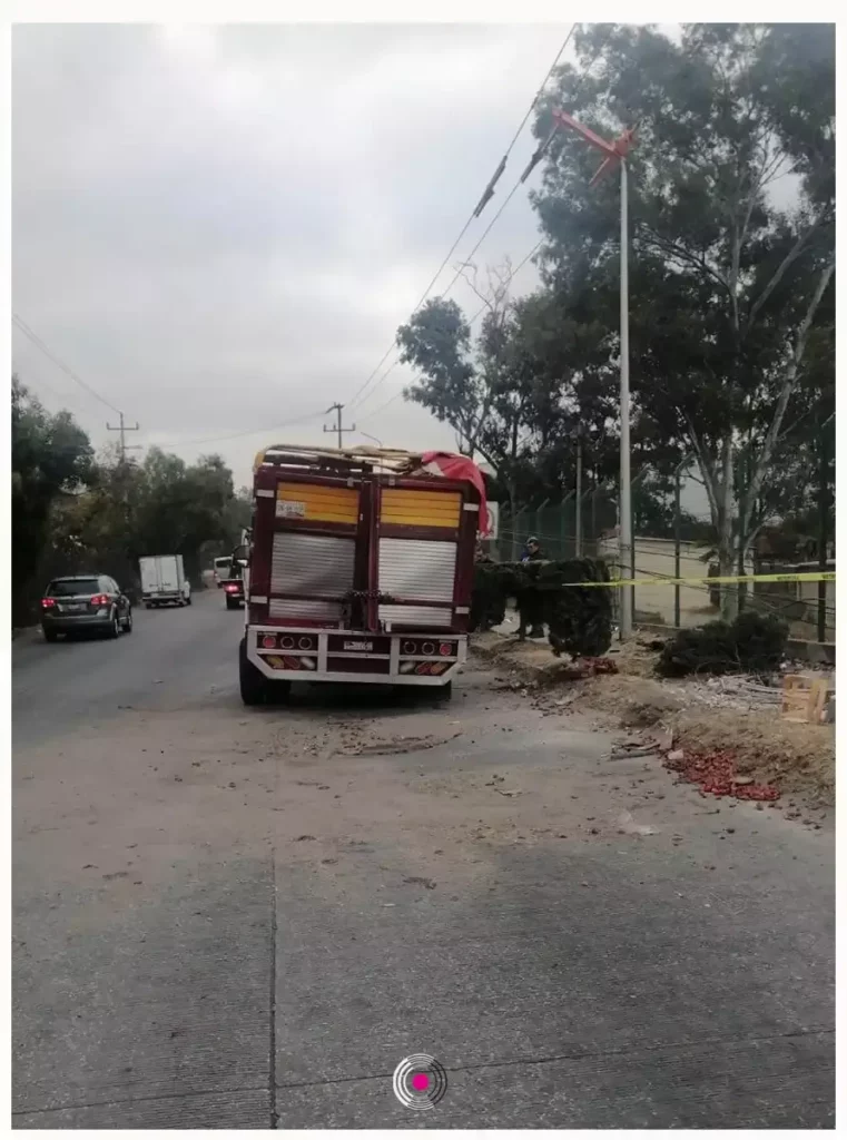Camioneta derriba poste y deja a empresas sin luz y colonias sin agua en Puebla.