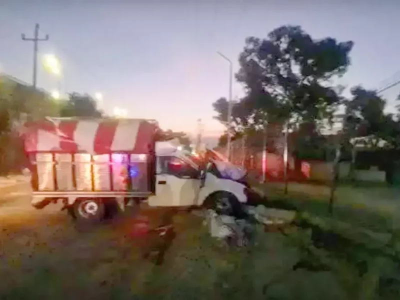 Camioneta derriba poste y deja a empresas sin luz y colonias sin agua en Puebla.