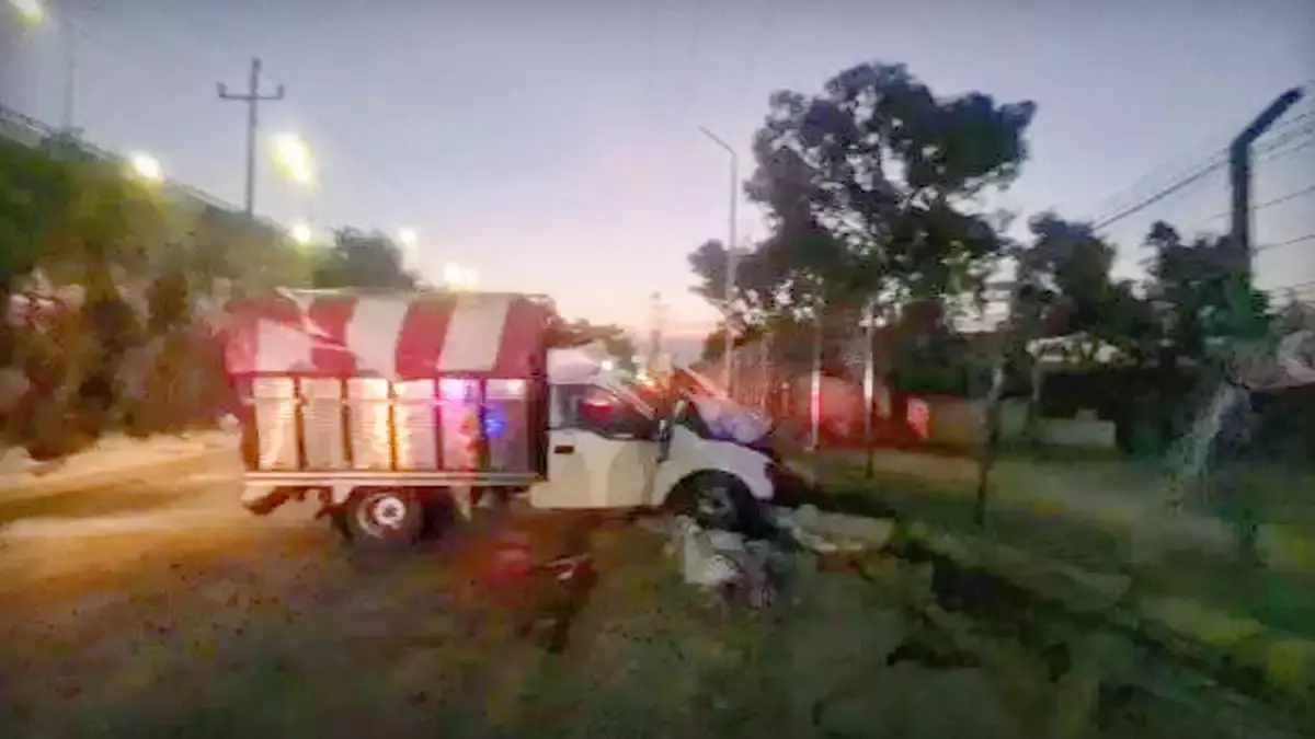 Camioneta derriba poste y deja a empresas sin luz y colonias sin agua en Puebla.
