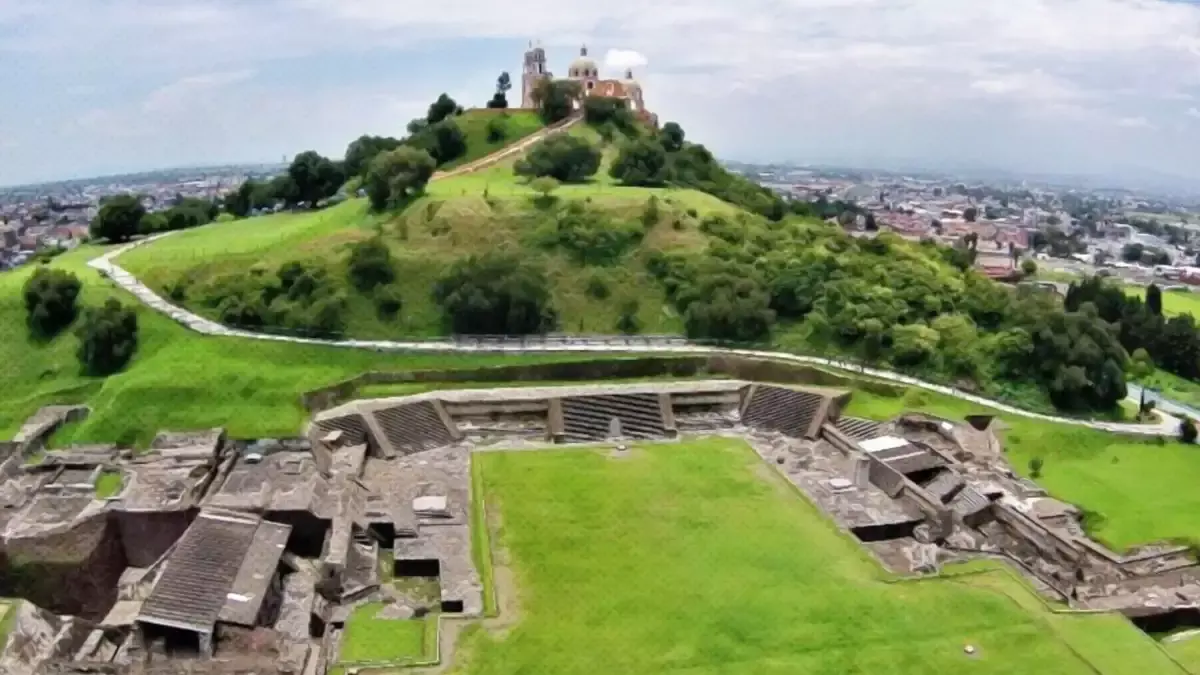 Encuentran escultura de Tláloc en la pirámide de Cholula