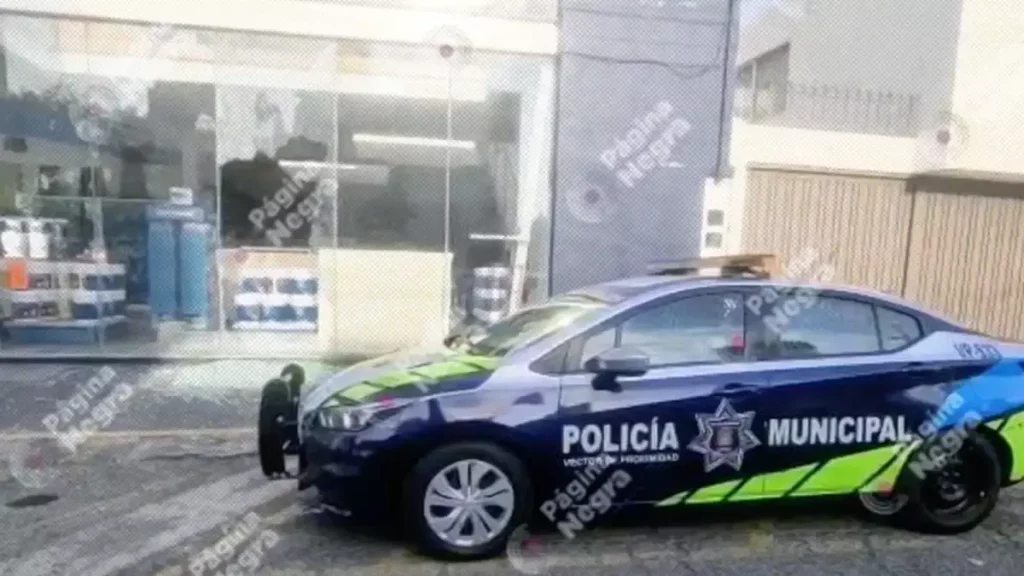 Delincuentes dan cristalazo a dos negocios para meterse a robar en Puebla.