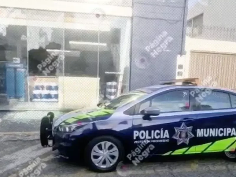 Delincuentes dan cristalazo a dos negocios para meterse a robar en Puebla.