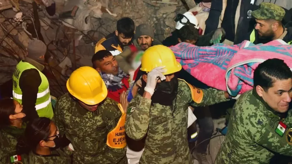 Ejército Mexicano rescata a mujer con vida, tras terremoto en Turquía