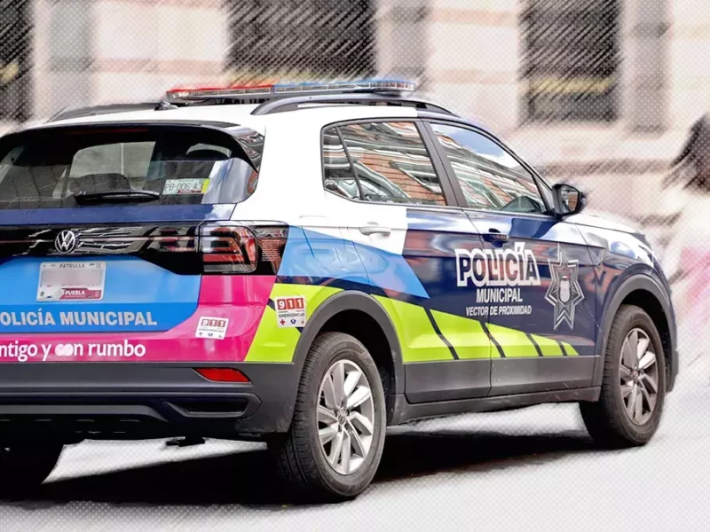 Exhiben a policías municipales de Puebla pidiendo "mordida" en la Central de Abasto