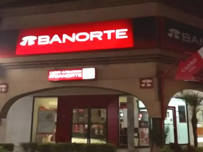 Dejan camioneta encerrada en estacionamiento de bancos en Las Ánimas.