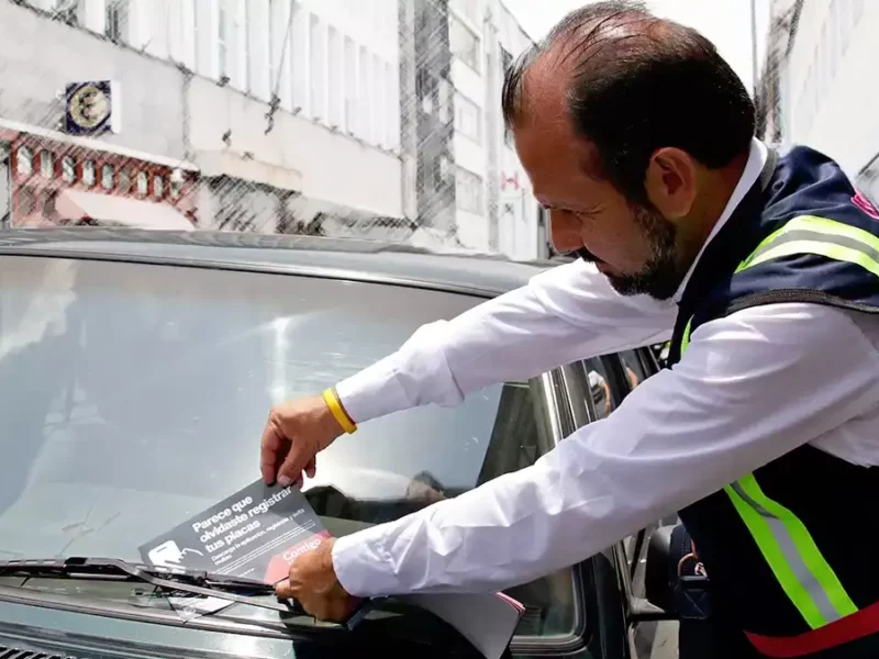 Conductor se tira al piso para evitar que le quiten su placa en Puebla.