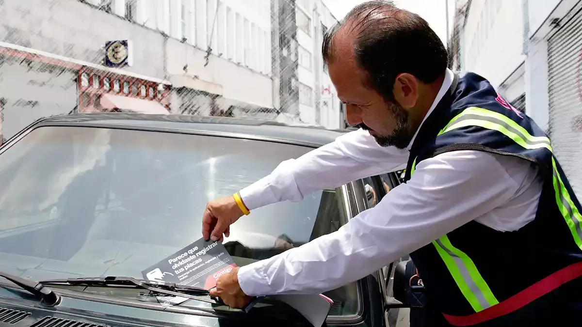 Conductor se tira al piso para evitar que le quiten su placa en Puebla.