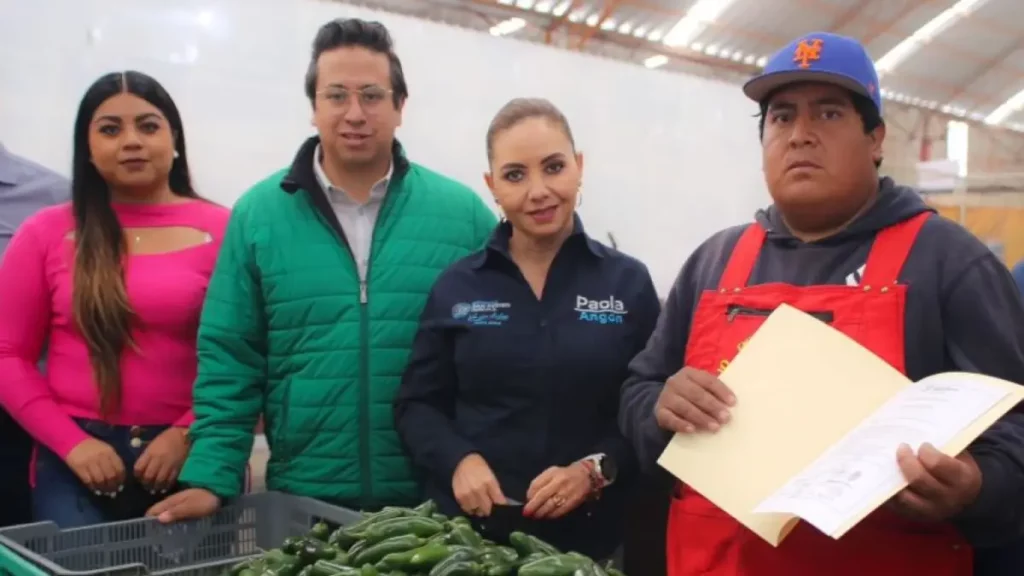 Paola Angon respalda a comerciantes con la dignificación del Tianguis Xixitla.