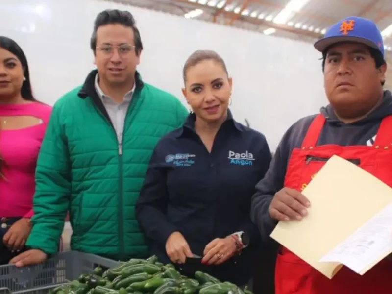 Paola Angon respalda a comerciantes con la dignificación del Tianguis Xixitla.