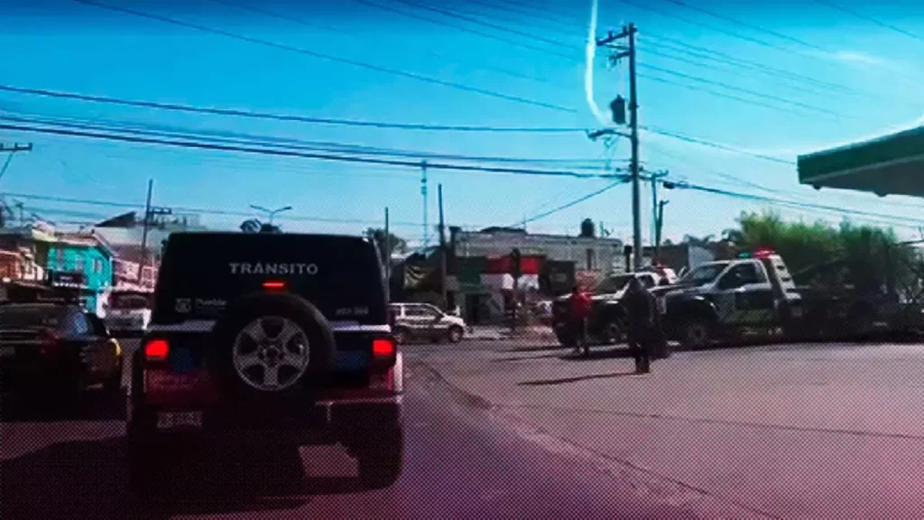 Reportan fuerte movilización de la Policía Municipal en el tianguis San Isidro