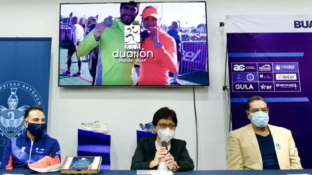 Presentan playera y medalla conmemorativa del Duatlón BUAP Mistertennis Puebla 2023