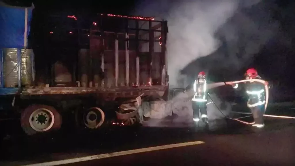 Choque provocó incendio y calcinó a un cura y otras dos personas, en Chilac