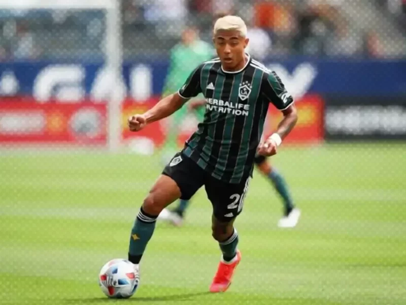 ¡Confirmado! El mexicano Julián Araujo si firmará con el Barcelona B.