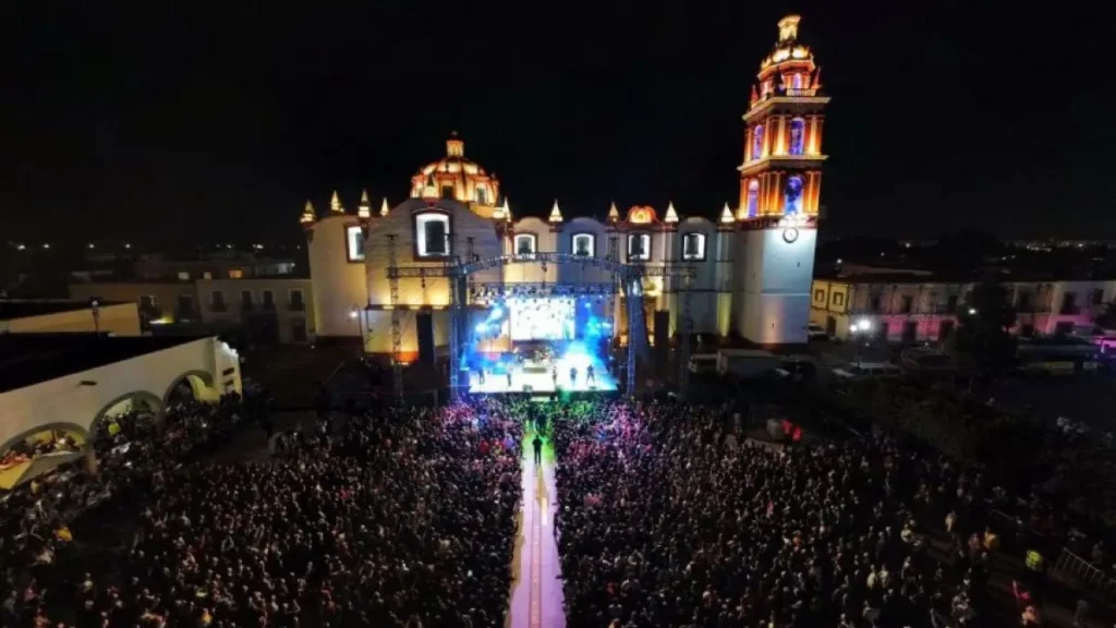 Alrededor de 7 mil personas entonaron los éxitos de Elefante en Cholula.