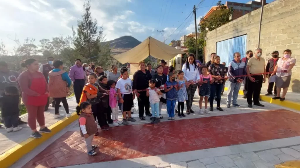 Ariadna Ayala entrega obra en las colonias Valle Sur y Prados El León.