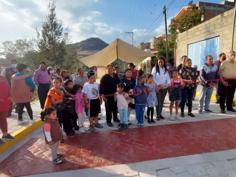Ariadna Ayala entrega obra en las colonias Valle Sur y Prados El León.