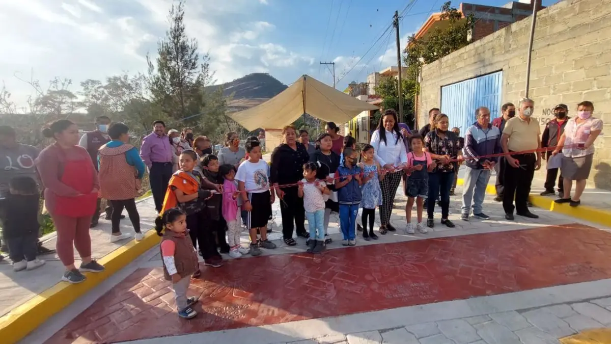Ariadna Ayala entrega obra en las colonias Valle Sur y Prados El León.