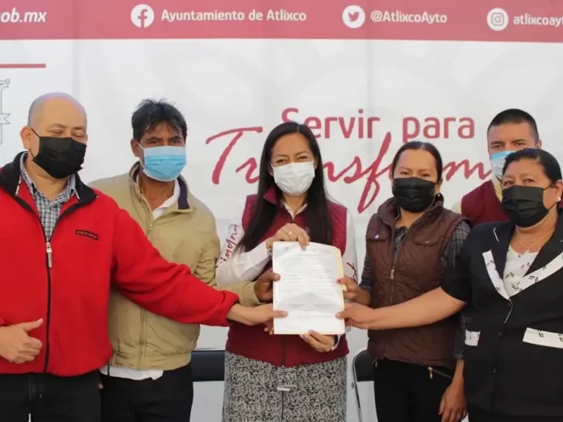 Ariadna Ayala entrega barda perimetral y pavimentación en colonias de Atlixco.