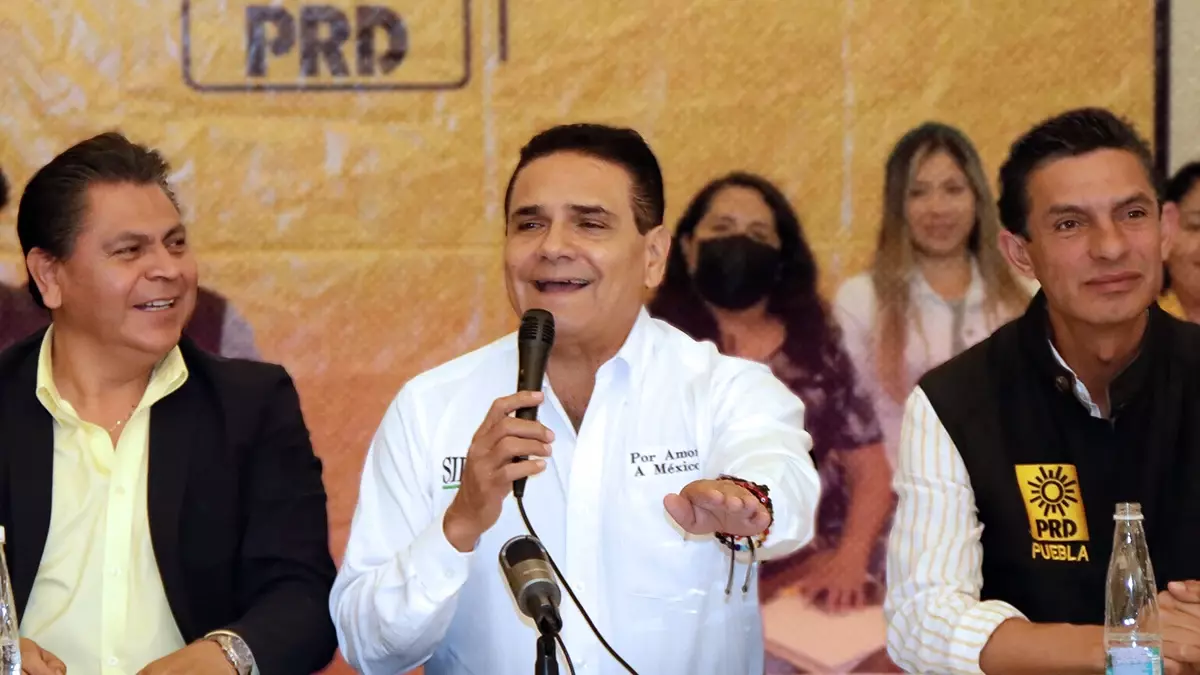 Silvano Aureoles se reúne con panistas de Puebla; pide paz a perredistas