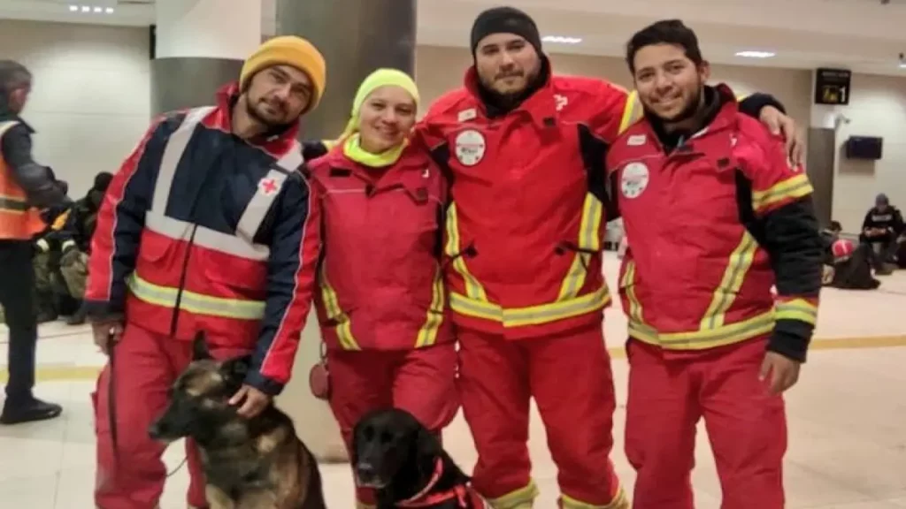 ¡Sanos y salvos! Regresan rescatistas poblanos que viajaron a Turquía.